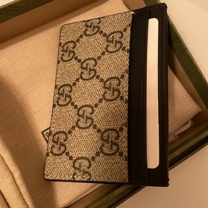 GUCCI bee print GG supreme cardholder